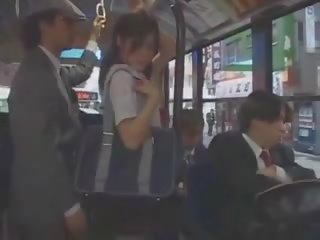 Aasialaiset teinit nuori nainen haparoi sisään bussi mukaan ryhmä