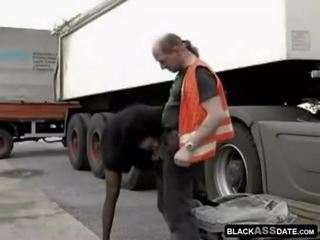 Negra streetwalker cabalgando en full-blown truck conductor fuera