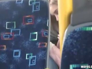 Fiatalkori videófilmek egy pár amelynek x névleges videó -ban a busz
