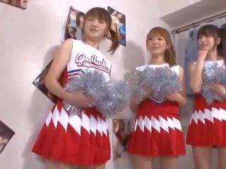 Three big süýji emjekler ýapon cheerleaders sharing putz