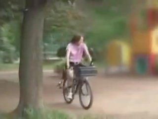Japanilainen kultaseni masturbated kun taas ratsastus a specially modified aikuinen klipsi pyörä!