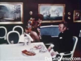 Vuosikerta seksi klipsi 1960s - karvainen läkkäämpi ruskeaverikkö - pöytä varten kolme
