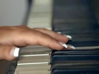 Tettona bionda giocherellando sveltina su il pianoforte