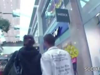 Unge tjekkisk tenåring knullet i mall til penger av 2 tysk youngsters