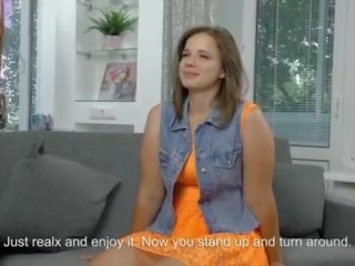 Sandra bulka. 18 y.o beguiling reāls jaunavas dāma no krievija griba apstiprināt viņai virginity tiesības tagad! tuvplāns himēns šāviens!