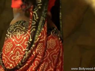 Indický exotický tanec ritual vystavený v bollywood akty