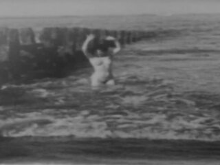 Adolescent és nő meztelen kívül - akció -ban lassú mozgás (1943)