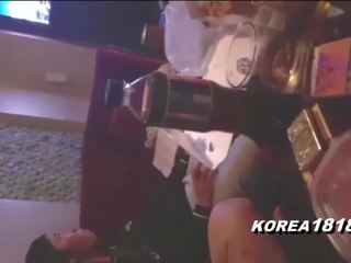 Koreaans nerds hebben plezier bij kamer salon met gemeen koreaans