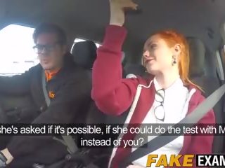 Ung rödhårig harlot fittor undersöktes vid henne körning testet