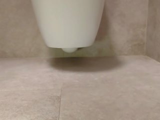 Voluptuoso pés em o quarto de banho