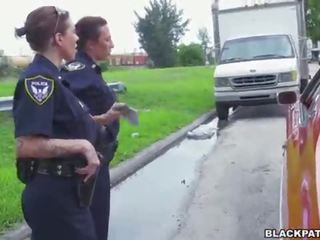 Femmina cops tirare oltre nero suspect e succhiare suo prick