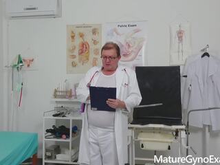Physical examen y coño dedos de checa peasant mujer: ginecomastia fetiche full-blown adulto vídeo