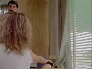 La ragazza dal pigiama giallo 1977 (threesome voluptuoso escena)