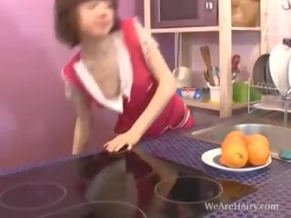 Miki cleans de keuken en haar bosje, xxx film 2c